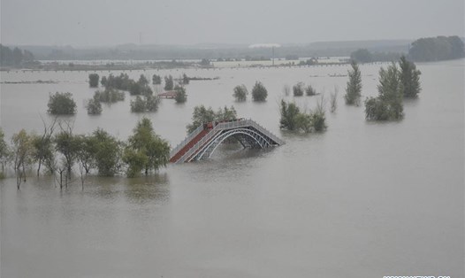Công viên Qunli Bund ở Cáp Nhĩ Tân bị nhấn chìm trong lũ lụt hôm 23.9. Ảnh: Tân Hoa Xã
