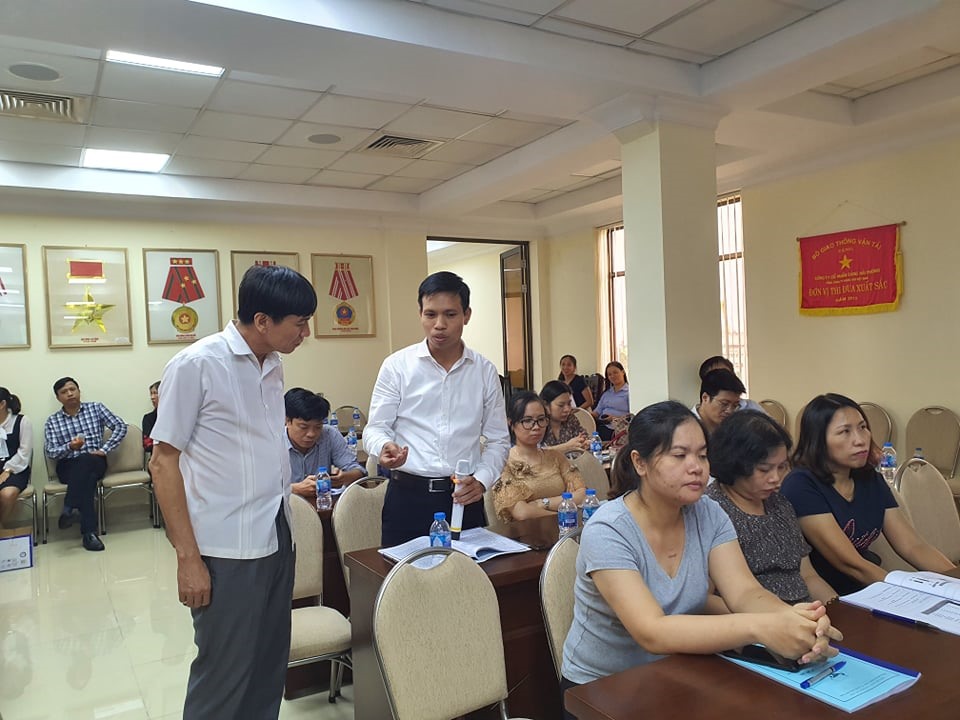 Chuyên gia của Tổng LĐLĐVN (bên trái) trao đổi với cán bộ công đoàn về Bộ luật Lao động. Ảnh: Chu Linh