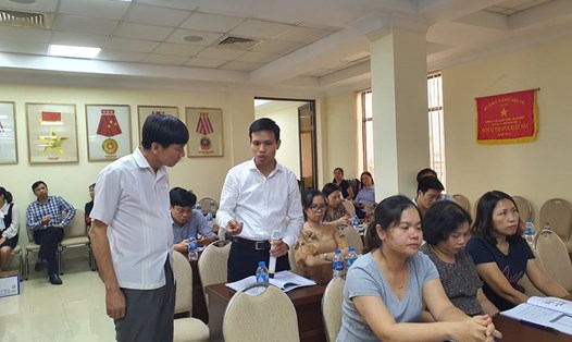 Chuyên gia của Tổng LĐLĐVN (bên trái) trao đổi với cán bộ công đoàn về Bộ luật Lao động. Ảnh: Chu Linh
