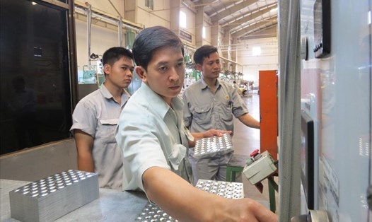 Kỹ sư Nguyễn Vũ Đạt điều khiển máy dập lõi. Ảnh: NVCC