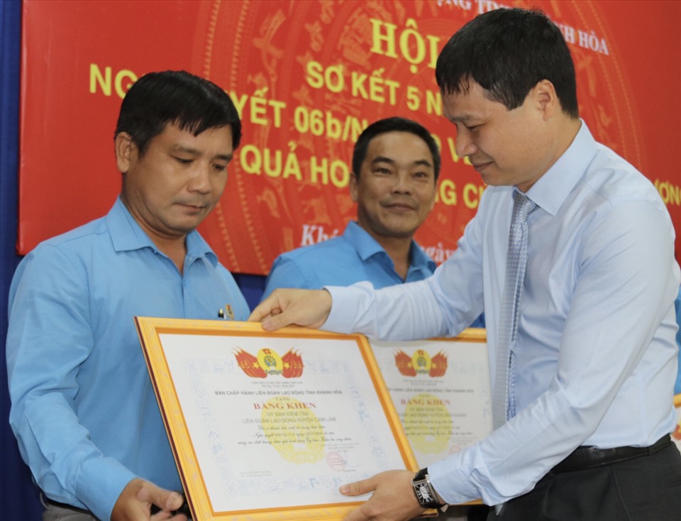 Ông Nguyễn Thanh Tùng, Phó Chủ nhiệm Uỷ ban Kiểm tra Tổng Liên đoàn tặng bằng khen cho các tập thể có nhiều thành tích trong 5 năm thực hiện Nghị quyết 6b. Ảnh:Phương Linh