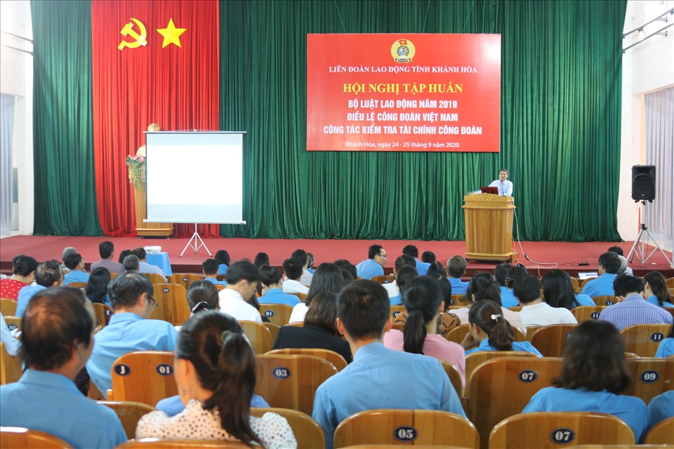 200 cán bộ công đoàn Khánh Hòa tham gia tập huấn về những điểm mới của Luật Lao động và Điều lệ Công đoàn. Ảnh: Phương Linh