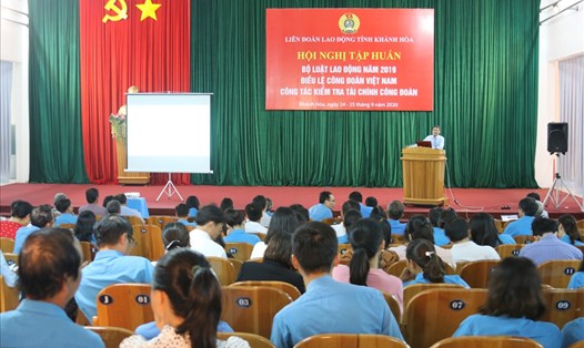 200 cán bộ công đoàn Khánh Hòa tham gia tập huấn về những điểm mới của Luật Lao động và Điều lệ Công đoàn. Ảnh: Phương Linh