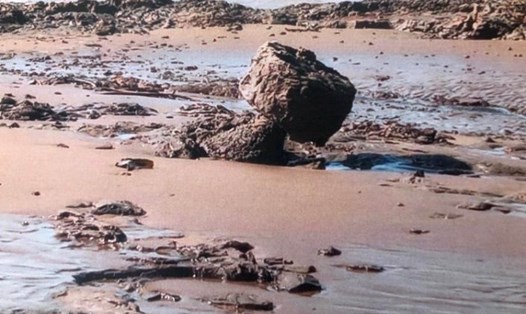 Thủy triều xuống đã vô tình làm lộ diện vũ khí chống tàu ngầm từ Thế chiến 2 tại một bãi biển gần khu nghỉ mát ở Anh. Ảnh: Yahoo