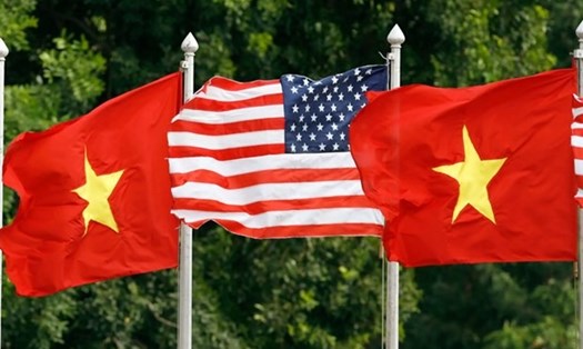 Quốc kỳ Việt Nam - Mỹ. Ảnh: Reuters