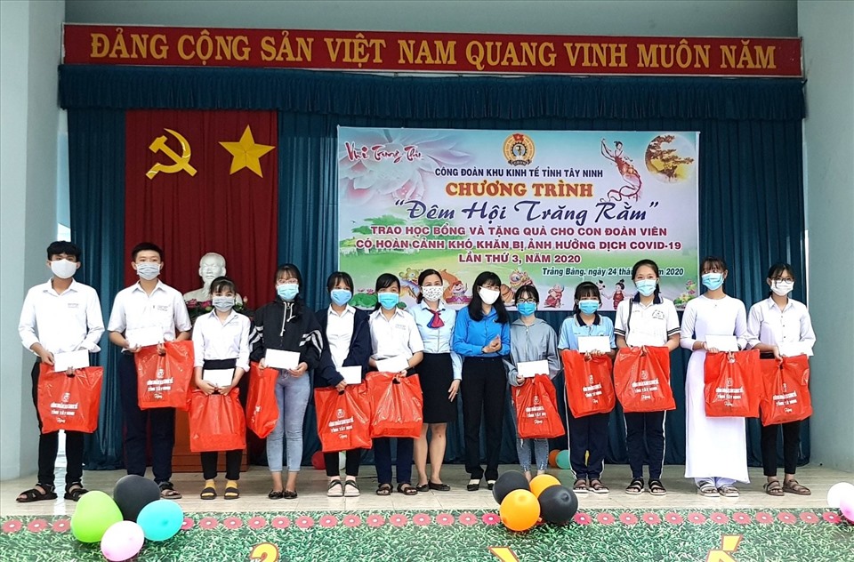 Lãnh đạo Công đoàn Khu kinh tế tỉnh Tây Ninh và đơn vị tài trợ trao quà và học bổng cho các em học sinh. Ảnh LĐLĐ Tây Ninh