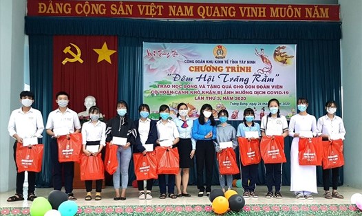 Lãnh đạo Công đoàn Khu kinh tế tỉnh Tây Ninh và đơn vị tài trợ trao quà và học bổng cho các em học sinh. Ảnh LĐLĐ Tây Ninh