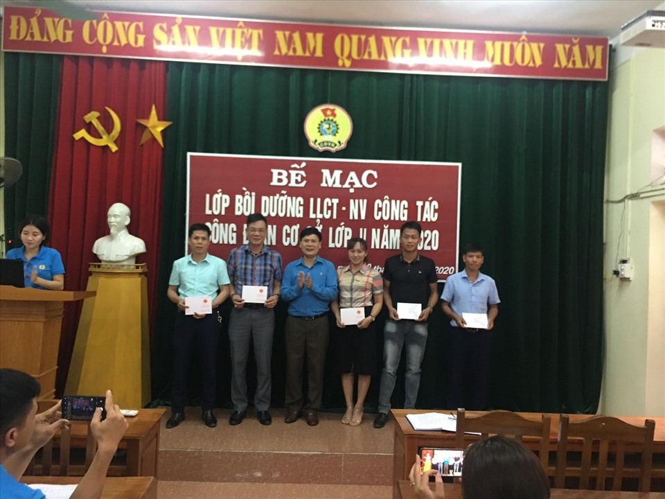 Ban tổ chức đã trao giấy chứng nhận cho 140 học viên. Ảnh: Nguyễn Lĩnh