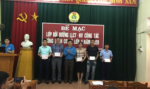Ban tổ chức đã trao giấy chứng nhận cho 140 học viên. Ảnh: Nguyễn Lĩnh