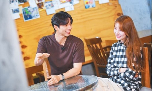 Gong Yoo và Yoon Eun Hye gặp lại sau 13 năm (Ảnh: Cắt từ clip).