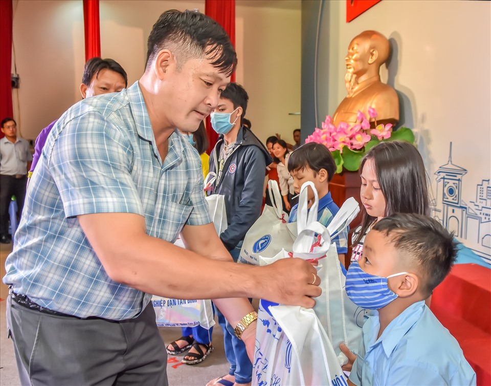 Ông Đinh Trần Thanh Tâm,  Phó Chủ tịch LĐLĐ Quận Tân Bình trao quà trung thu cho con công nhân lao động có hoàn cảnh đặc biệt khó khăn. Ảnh Đức Long