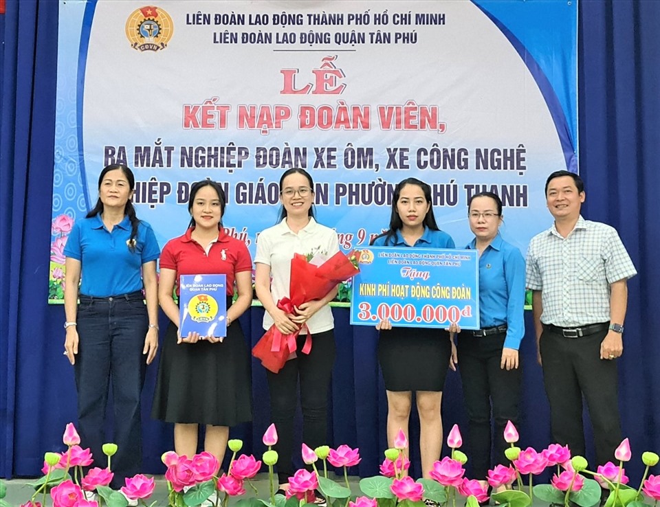 Đại diện LĐLĐ Quận Tân Phú trao kinh phí hoạt động ban đầu cho Ban chấp hành Nghiệp đoàn Giáo viên Phường Phú Thạnh. Ảnh Đức Long