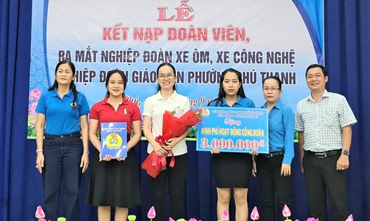 Đại diện LĐLĐ Quận Tân Phú trao kinh phí hoạt động ban đầu cho Ban chấp hành Nghiệp đoàn Giáo viên Phường Phú Thạnh. Ảnh Đức Long