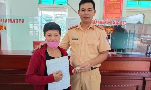 Đồng chí Nguyễn Sỹ Lợi nhặt được của rơi trao trả cho người dân. Ảnh: Công an huyện Tân Kỳ