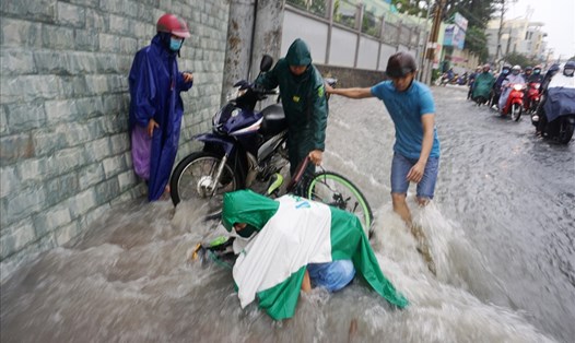 Chiều ngày 24.9, mưa lớn khiến đường Võ Văn Ngân nước chảy xiết, cuốn ngã một em học sinh vào miệng hố ga.  Ảnh: Minh Quân