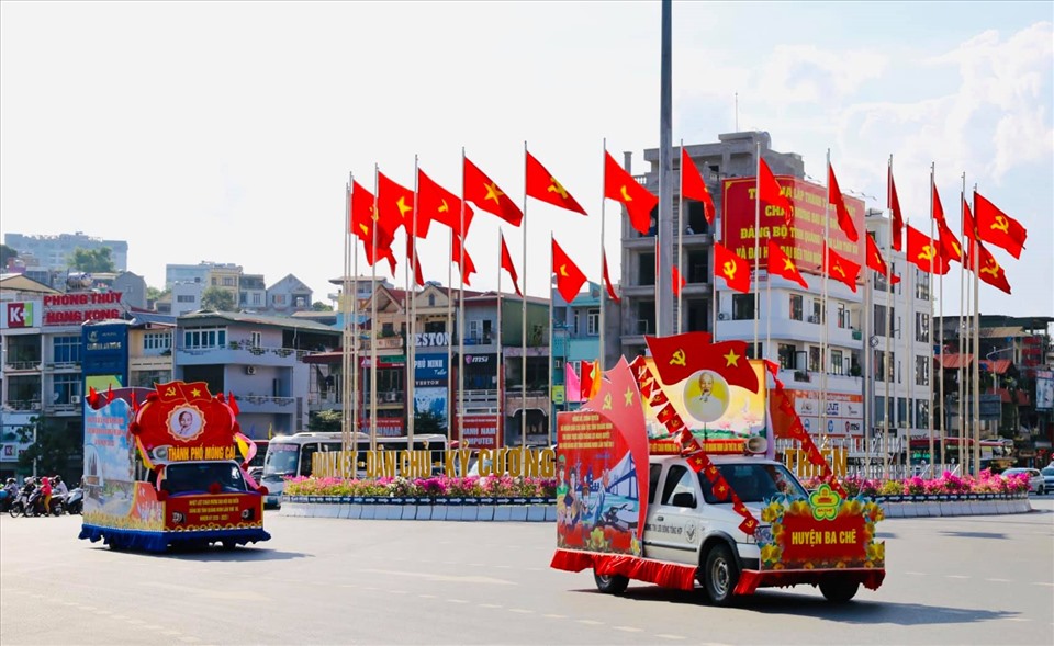 Đường phố Hạ Long rực rỡ cờ hoa chào mừng Đại hội Đại biểu Đảng bộ tỉnh Quảng Ninh lần thứ 15. Ảnh: Thanh Tùng