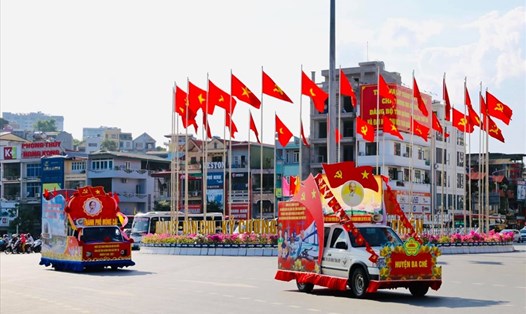 Đường phố Hạ Long rực rỡ cờ hoa chào mừng Đại hội Đại biểu Đảng bộ tỉnh Quảng Ninh lần thứ 15. Ảnh: Thanh Tùng