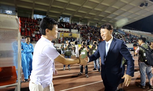 Huấn luyện viên Chung Hae-seong sẽ chạm trán Nam Định tại vòng 12 LS V.League 2020. Ảnh: VPF