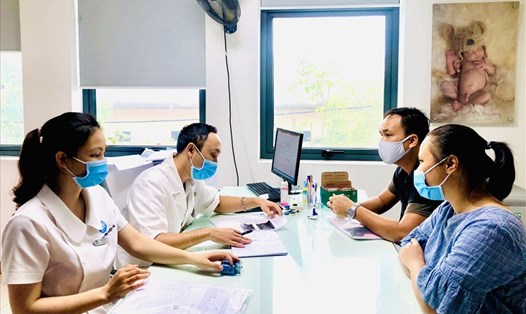 Các bác sĩ của bệnh viện Việt- Bỉ trao đổi, lên phương án điều trị cho bệnh nhân. Ảnh: BVCC