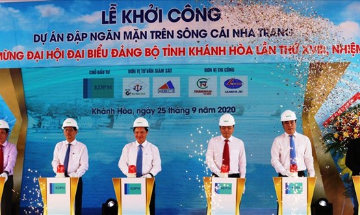 Các đại biểu nhất nút khởi công dự án đập ngăn mặn trên sông Cái Nha Trang. Ảnh: Phương Linh