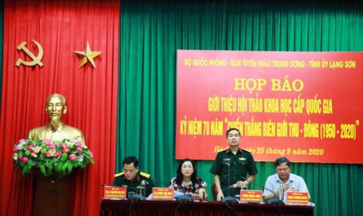 Đại tá Trần Ngọc Anh phát biểu tại buổi họp báo về Hội thảo kỷ niệm 70 năm "Chiến thắng Biên giới Thu - Đông (1950 - 2020". Ảnh BQP
