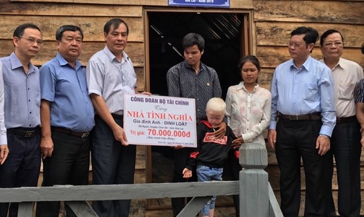 Ông Bùi Xuân Ngọc - Phó Chủ tịch Thường trực Công đoàn Bộ Tài chính (thứ ba từ trái sang) - trao hỗ trợ cho gia đình có hoàn cảnh khó khăn. Ảnh: NVCC