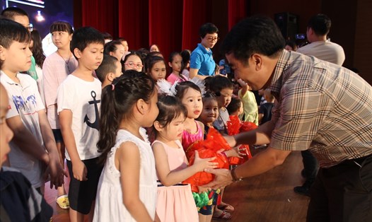 Lãnh đạo quận Hồng Bàng - Hải Phòng tặng quà con CNVCLĐ quận. Ảnh MD