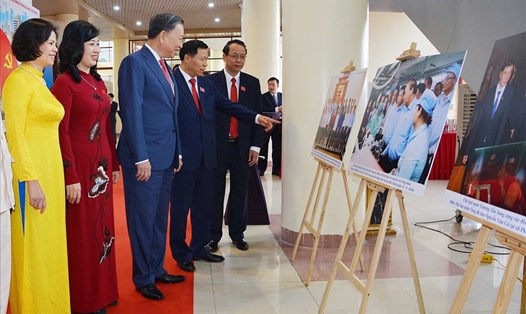 Uỷ viên Bộ Chính trị, Bộ trưởng Bộ Công an Tô Lâm tham quan ảnh trưng bày tại Đại hội Đảng bộ tỉnh Bắc Ninh lần thứ XX.Ảnh: TTXVN