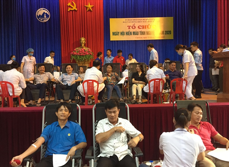 Các tình nguyện viên ở Can Lộc tham gia hiến máu tình nguyện. Ảnh: CĐ.