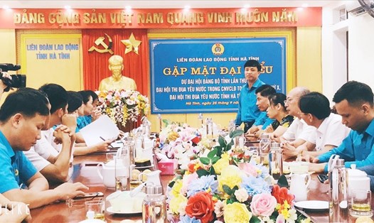 Ông Nguyễn Văn Danh - Chủ tịch LĐLĐ Hà Tĩnh phát biểu tại buổi gặp mặt các đại biểu đi dự Đại hội. Ảnh: CĐ.