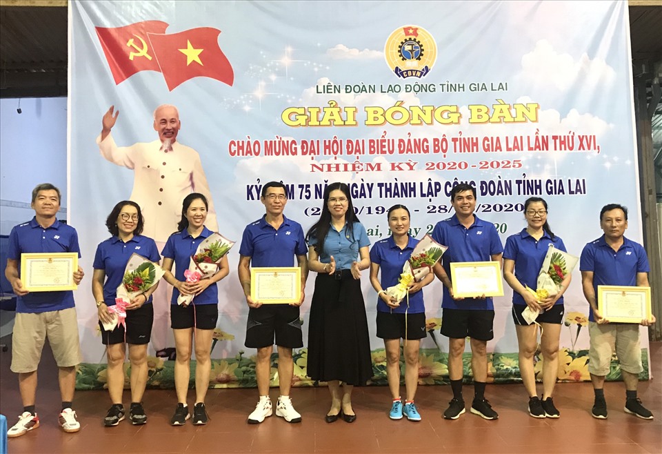 Chủ tịch LĐLĐ tỉnh Gia Lai Trần Lệ Nhung (đứng giữa) khen thưởng các vận động viên đạt thành tích xuất sắc hội thao. Ảnh Trần Hiếu