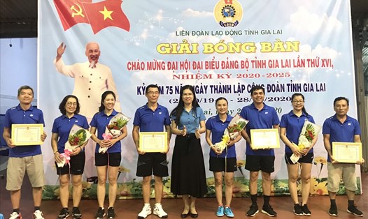 Chủ tịch LĐLĐ tỉnh Gia Lai Trần Lệ Nhung (đứng giữa) khen thưởng các vận động viên đạt thành tích xuất sắc hội thao. Ảnh Trần Hiếu