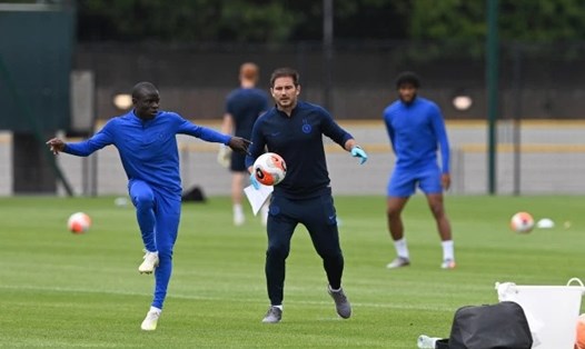 Khi Frank Lampard vẫn muốn mua thêm tiền vệ, N'Golo Kante đã sẵn sàng rời Chelsea. Ảnh: Getty Images