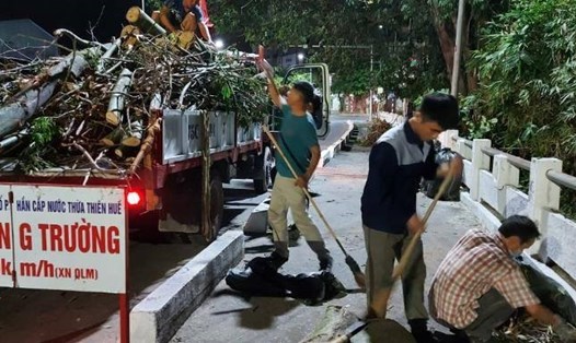 Công nhân Cty CP Cấp nước Thừa Thiên Huế trắng đêm dọn vệ sinh khắc phục hậu quả bão số 5. Ảnh: HueWACO.