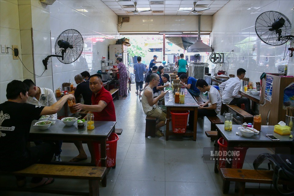 Hà Nội yêu cầu chú trọng phòng dịch COVID-19 ở quán ăn, cafe giải khát. Ảnh: Tô Thế Hà Nội yêu cầu chú trọng phòng dịch COVID-19 ở quán ăn, cafe giải khát. Ảnh: Tô Thế