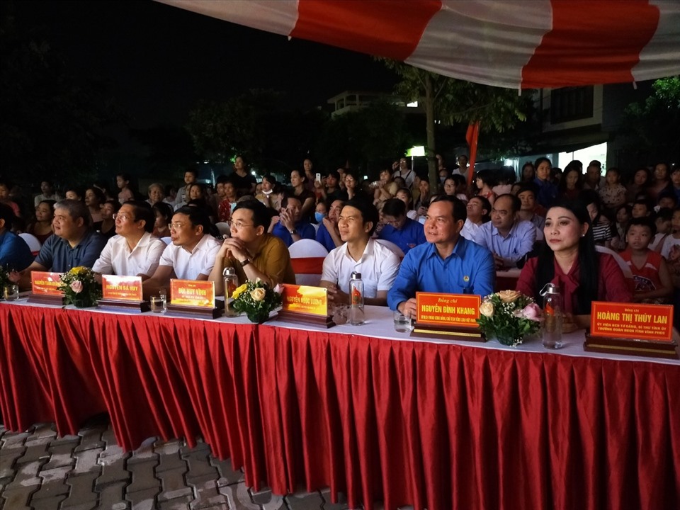 Uỷ viên Trung ương Đảng, Chủ tịch Tổng Liên đoàn Lao động Việt Nam Nguyễn Đình Khang tham dự đêm hội trăng rằm tại Vĩnh Phúc. Ảnh: Thiệu Bảo.