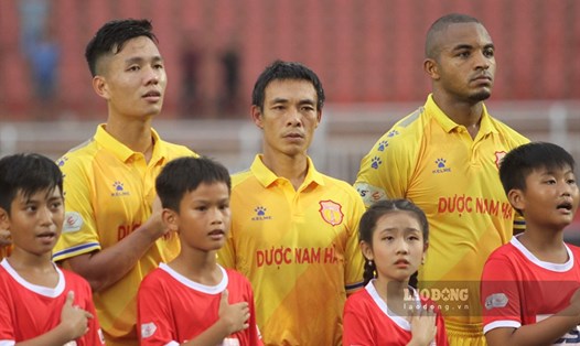 Phùng Văn Nhiên (giữa) ra đá chính trận TPHCM - Nam Định ở vòng 12 V.League. Ảnh: Thanh Vũ