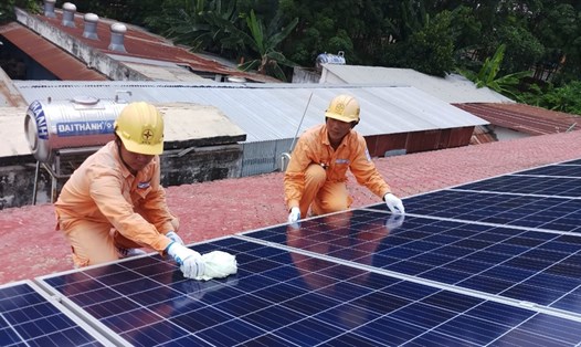 Trong khi nhiều nghành nghề kinh tế bị ảnh hưởng nặng bởi dịch COVID -19,  riêng lĩnh vực điện mặt trời áp mái ở miền Nam vẫn tăng trưởng mạnh, Ảnh: Minh Khang