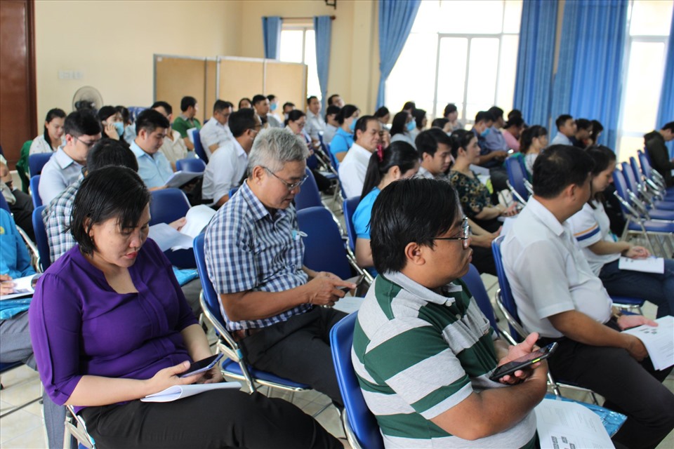Các cán bộ công đoàn tham gia buổi tập huấn. Ảnh Đức Long