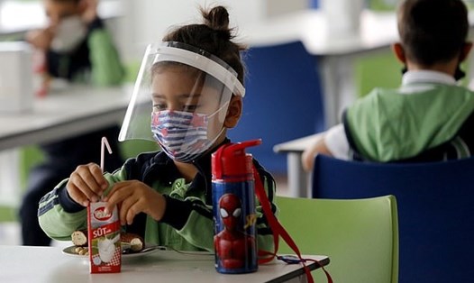 Trẻ em có ít nguy cơ lây nhiễm SARS-CoV-2 hơn so với người lớn. Ảnh: Daily Mail