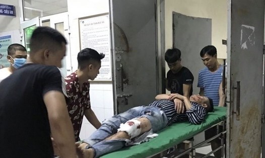 Các nạn nhân vụ tai nạn ở Bình Giang (Hải Dương) được đưa đi cấp cứu, điều trị trong tối 26.9. Ảnh CTV