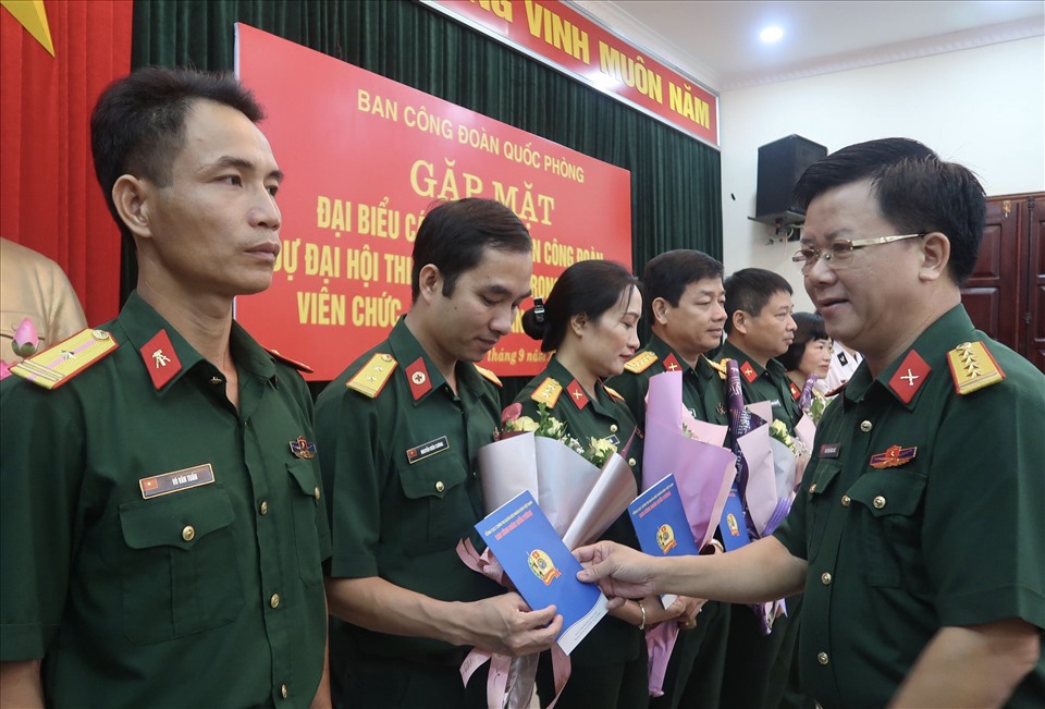 Đại tá Nguyễn Đình Đức chúc mừng các đại biểu dự Đại hội thi đua yêu nước trong CNVCLĐ toàn quốc lần thứ X. Ảnh: Ngọc Anh