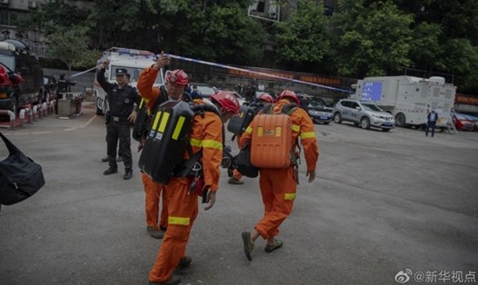 Lực lượng cứu hộ có mặt tại hiện trường vụ sập mỏ than ở huyện Kỳ Châu, Trùng Khánh, Trung Quốc. Ảnh: Tân Hoa Xã