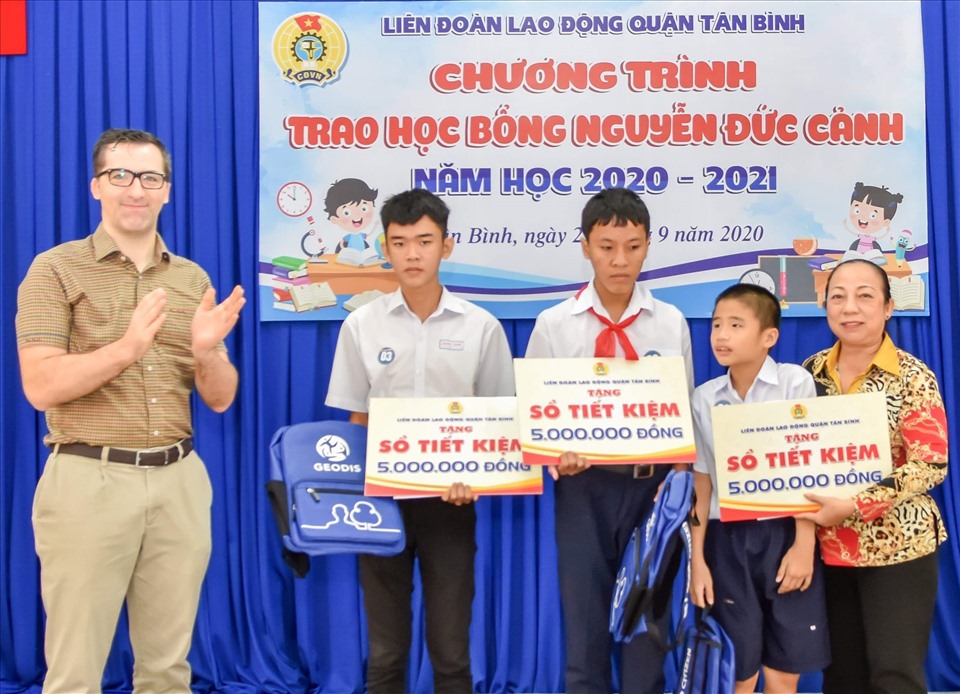 Bà Võ Thị Minh Phượng – Phó trưởng ban Nữ công LĐLĐ TPHCM và đại diện Công ty TNHH Geodis Việt Nam trao sổ tiết kiệm và quà cho 3 cháu con CNVCLĐ có hoàn cảnh khó khăn. Ảnh Đức Long