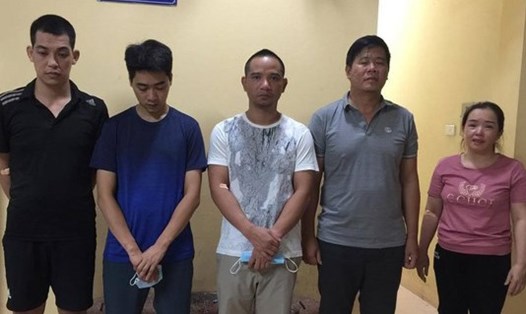 5 đối tượng trong đường dây cá độ nghìn tỉ vừa bị Phòng Cảnh sát hình sự Hà Nội bắt giữ. Ảnh: H.Phong.