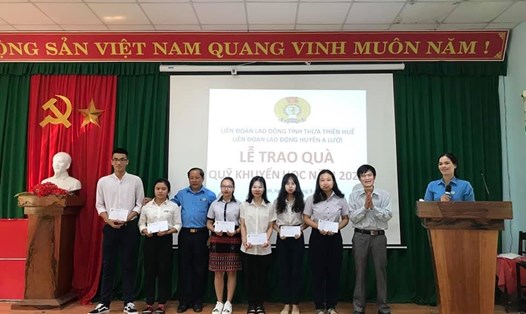 LĐLĐ huyện A Lưới Thừa Thiên Huế tặng quà cho 169 con em đoàn viên có thành tích học tập xuất sắc. Ảnh: LĐLĐ.
