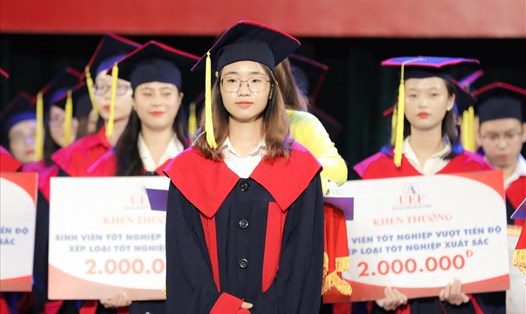Tân cử nhân Nguyễn Đặng Tú Uyên ra trường với tấm bằng xuất sắc, đạt IELTS 7.0 và duy trì học bổng tuyển sinh 100% toàn khóa học. Ảnh: Nhà trường cung cấp