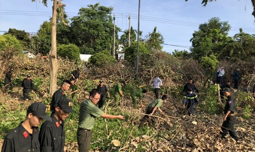 Hơn 100 cán bộ chiến sĩ Công an tỉnh Thừa Thiên Huế ra quân dọn vệ sinh khắc phục hậu quả bão số 5. Ảnh: CA.