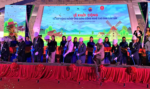 Các đại biểu tham dự tiến hành động thổ khởi công dự án “Tổ hợp khu nông nghiệp ứng dụng công nghệ cao Đắk Lắk”. Ảnh Công Lý