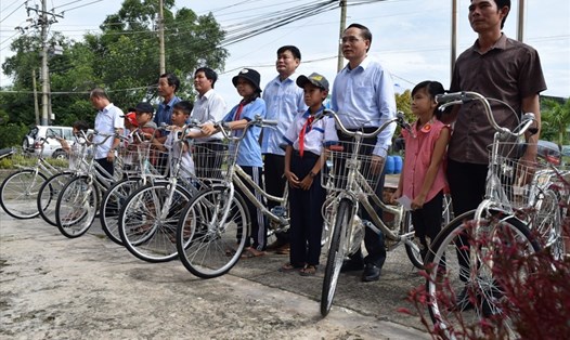 Tặng xe đạp cho học sinh nhân tết Trung thu. Ảnh: N.M